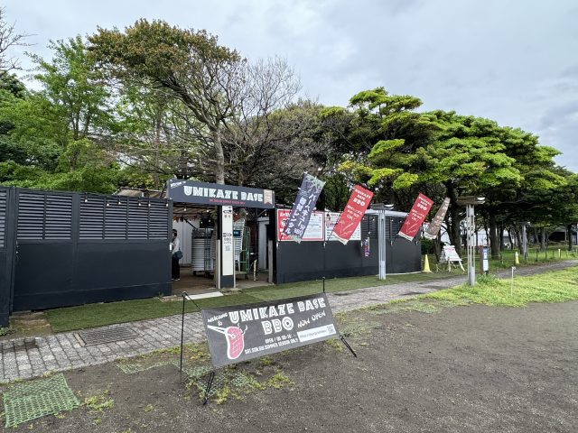 海辺の芝生でレンタルBBQ できます。